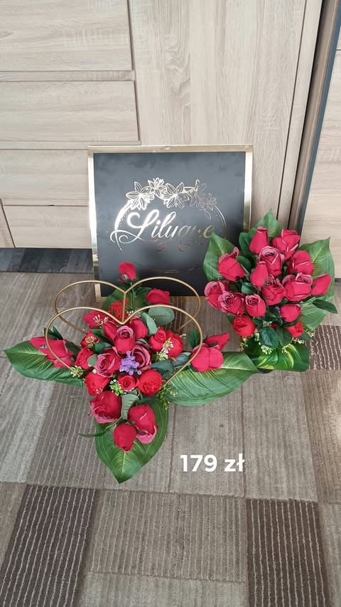 Two baskets of red roses with green leaves next to a black gift box labeled Chloe, priced 179 zl